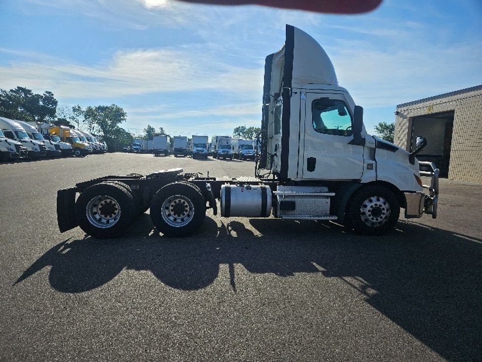 Day Cab Tractor-Heavy Duty Tractors-Freightliner-2021-T11664ST-Brooklyn Park-MN-370,971\n\t\tmiles-$ 52,750 - Image 8