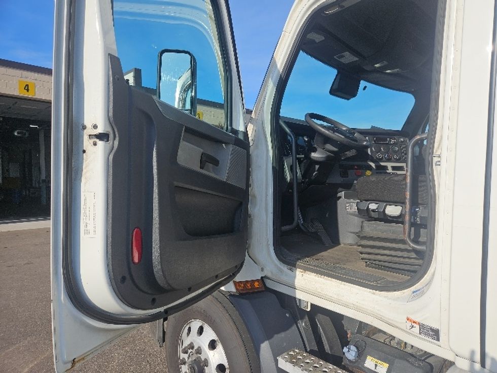 Day Cab Tractor-Heavy Duty Tractors-Freightliner-2021-T11664ST-Brooklyn Park-MN-370,971\n\t\tmiles-$ 52,750 - Image 9