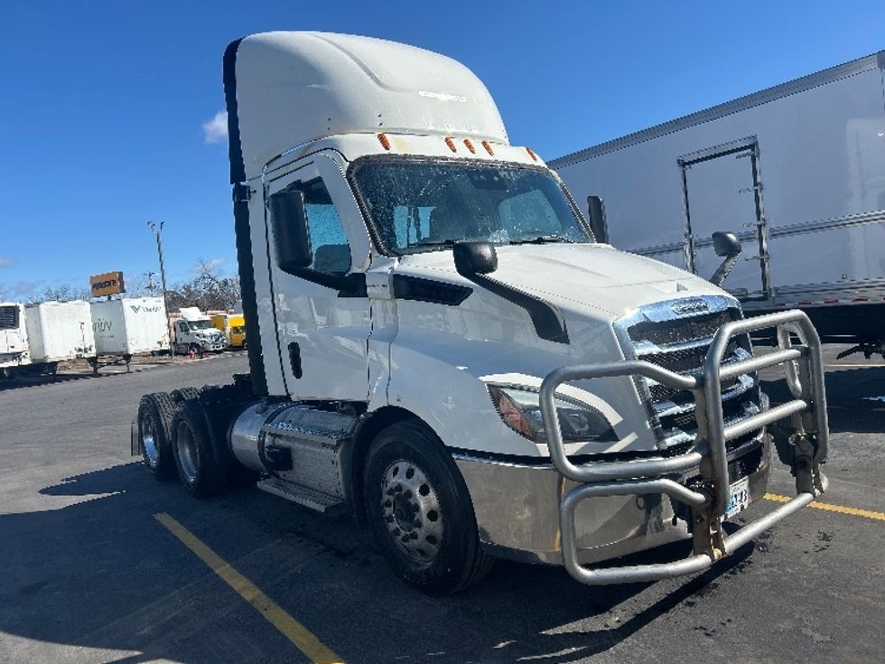 Day Cab Tractor-Heavy Duty Tractors-Freightliner-2021-T11664ST-Brooklyn Park-MN-918,016\n\t\tmiles-$ 27,750 - Image 1