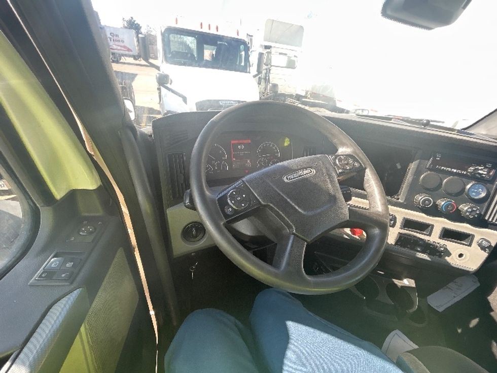 Day Cab Tractor-Heavy Duty Tractors-Freightliner-2021-T11664ST-Brooklyn Park-MN-918,016\n\t\tmiles-$ 27,750 - Image 10