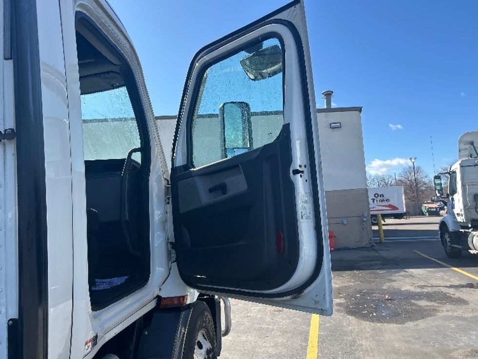 Day Cab Tractor-Heavy Duty Tractors-Freightliner-2021-T11664ST-Brooklyn Park-MN-918,016\n\t\tmiles-$ 27,750 - Image 11