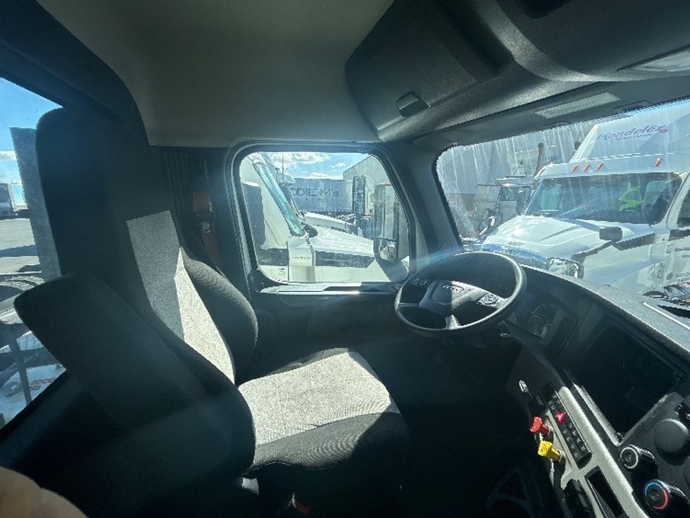 Day Cab Tractor-Heavy Duty Tractors-Freightliner-2021-T11664ST-Brooklyn Park-MN-918,016\n\t\tmiles-$ 27,750 - Image 13