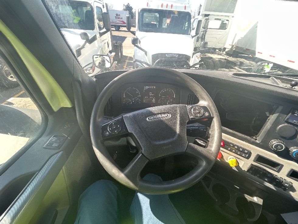 Day Cab Tractor-Heavy Duty Tractors-Freightliner-2021-T11664ST-Brooklyn Park-MN-918,016\n\t\tmiles-$ 27,750 - Image 16