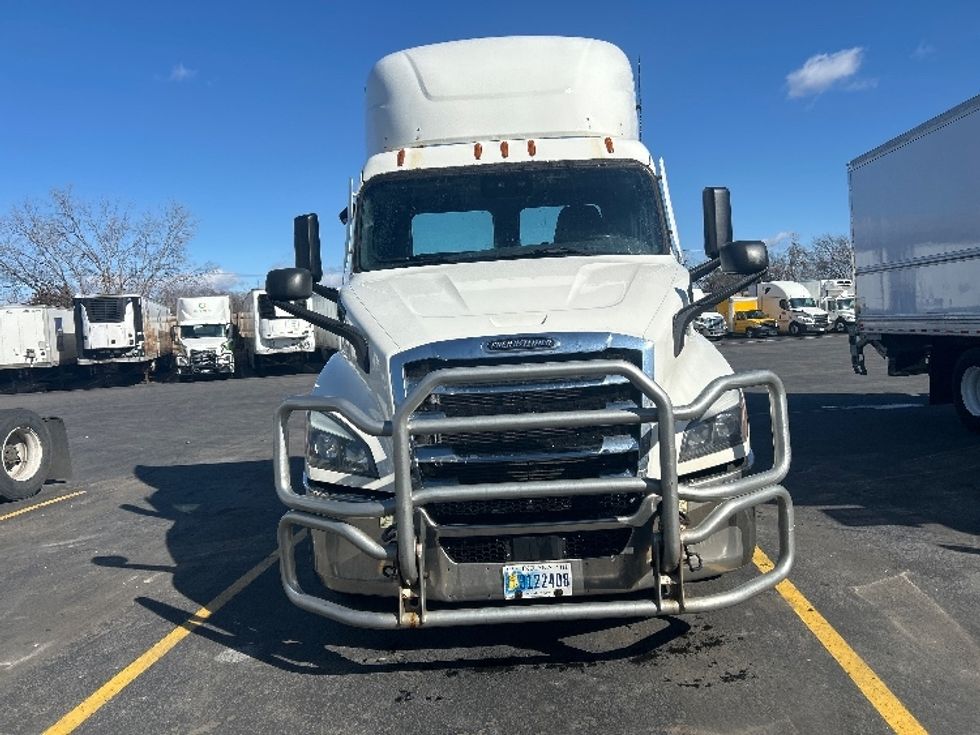 Day Cab Tractor-Heavy Duty Tractors-Freightliner-2021-T11664ST-Brooklyn Park-MN-918,016\n\t\tmiles-$ 27,750 - Image 2
