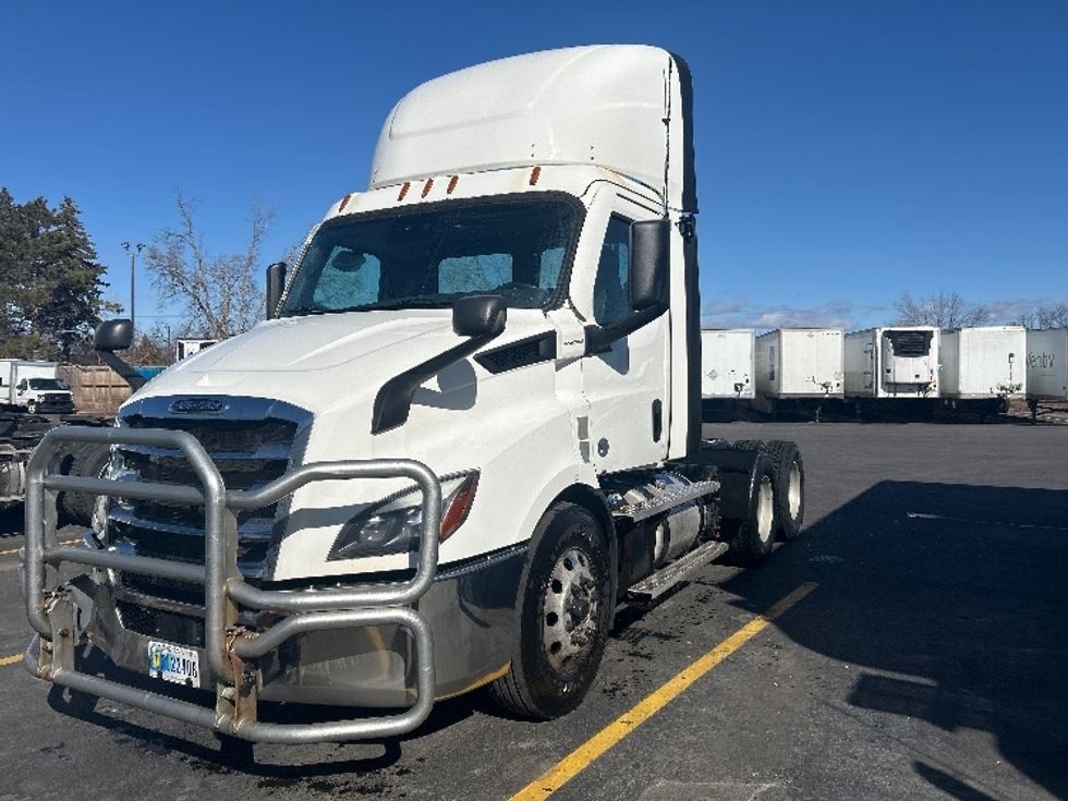 Day Cab Tractor-Heavy Duty Tractors-Freightliner-2021-T11664ST-Brooklyn Park-MN-918,016\n\t\tmiles-$ 27,750 - Image 3