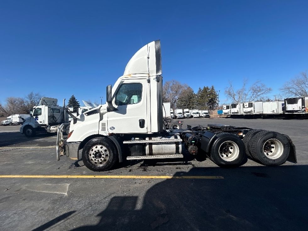 Day Cab Tractor-Heavy Duty Tractors-Freightliner-2021-T11664ST-Brooklyn Park-MN-918,016\n\t\tmiles-$ 27,750 - Image 4