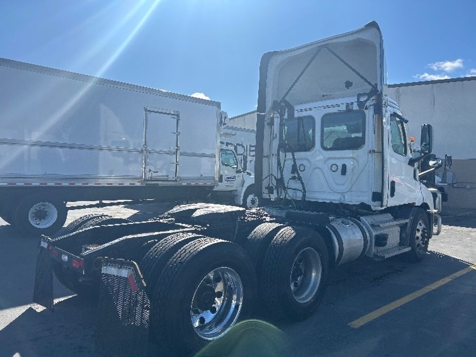 Day Cab Tractor-Heavy Duty Tractors-Freightliner-2021-T11664ST-Brooklyn Park-MN-918,016\n\t\tmiles-$ 27,750 - Image 7