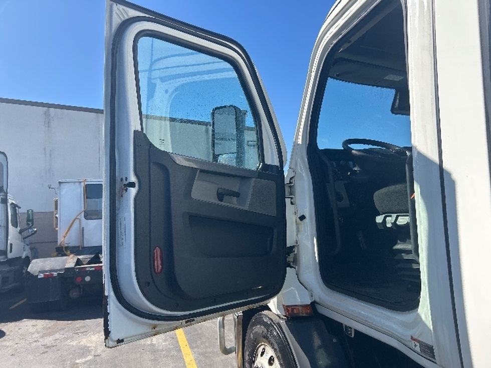 Day Cab Tractor-Heavy Duty Tractors-Freightliner-2021-T11664ST-Brooklyn Park-MN-918,016\n\t\tmiles-$ 27,750 - Image 9