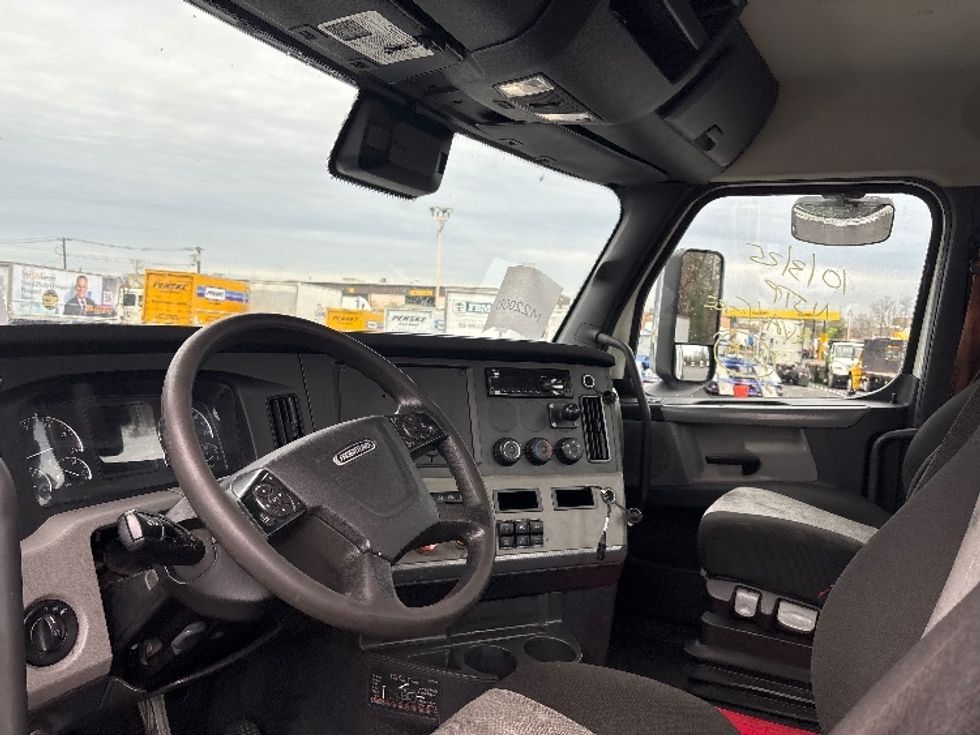 Day Cab Tractor-Heavy Duty Tractors-Freightliner-2021-T11664ST-Burlington-NJ-280,085\n\t\tmiles-$ 58,250 - Image 10
