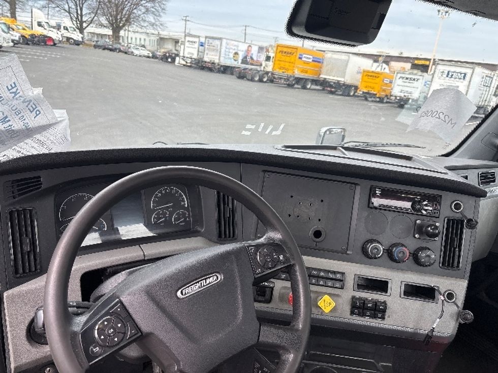 Day Cab Tractor-Heavy Duty Tractors-Freightliner-2021-T11664ST-Burlington-NJ-280,085\n\t\tmiles-$ 58,250 - Image 11