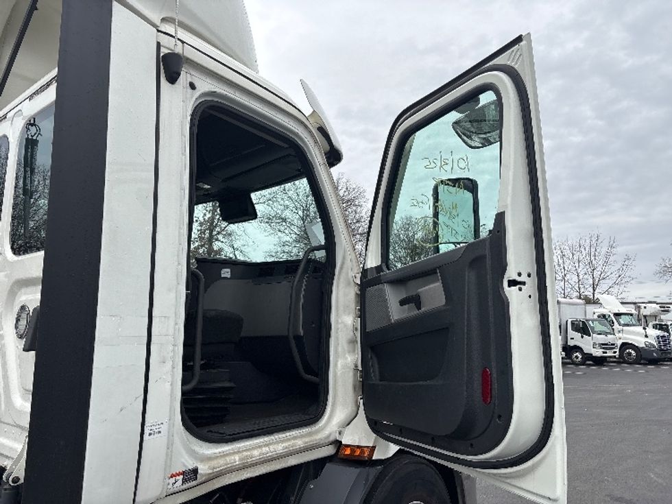 Day Cab Tractor-Heavy Duty Tractors-Freightliner-2021-T11664ST-Burlington-NJ-280,085\n\t\tmiles-$ 58,250 - Image 12