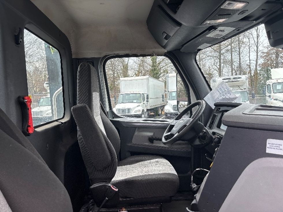 Day Cab Tractor-Heavy Duty Tractors-Freightliner-2021-T11664ST-Burlington-NJ-280,085\n\t\tmiles-$ 58,250 - Image 14