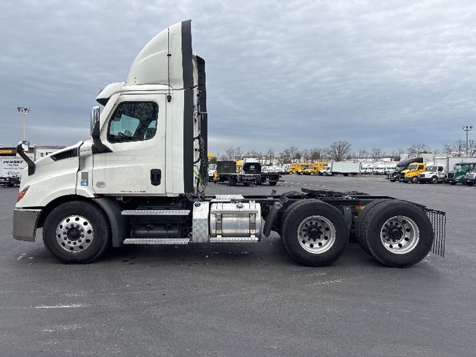 Day Cab Tractor-Heavy Duty Tractors-Freightliner-2021-T11664ST-Burlington-NJ-280,085\n\t\tmiles-$ 58,250 - Image 4