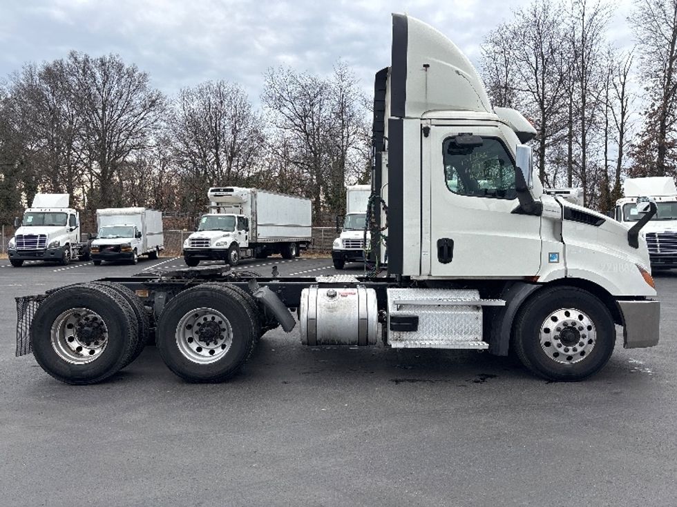Day Cab Tractor-Heavy Duty Tractors-Freightliner-2021-T11664ST-Burlington-NJ-280,085\n\t\tmiles-$ 58,250 - Image 8