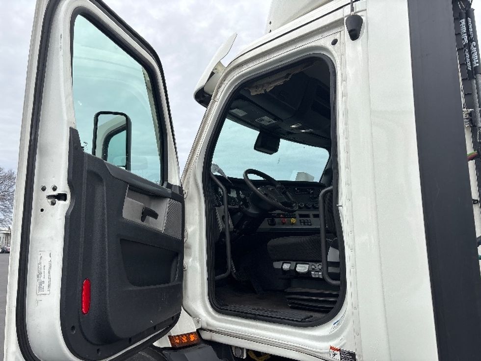 Day Cab Tractor-Heavy Duty Tractors-Freightliner-2021-T11664ST-Burlington-NJ-280,085\n\t\tmiles-$ 58,250 - Image 9