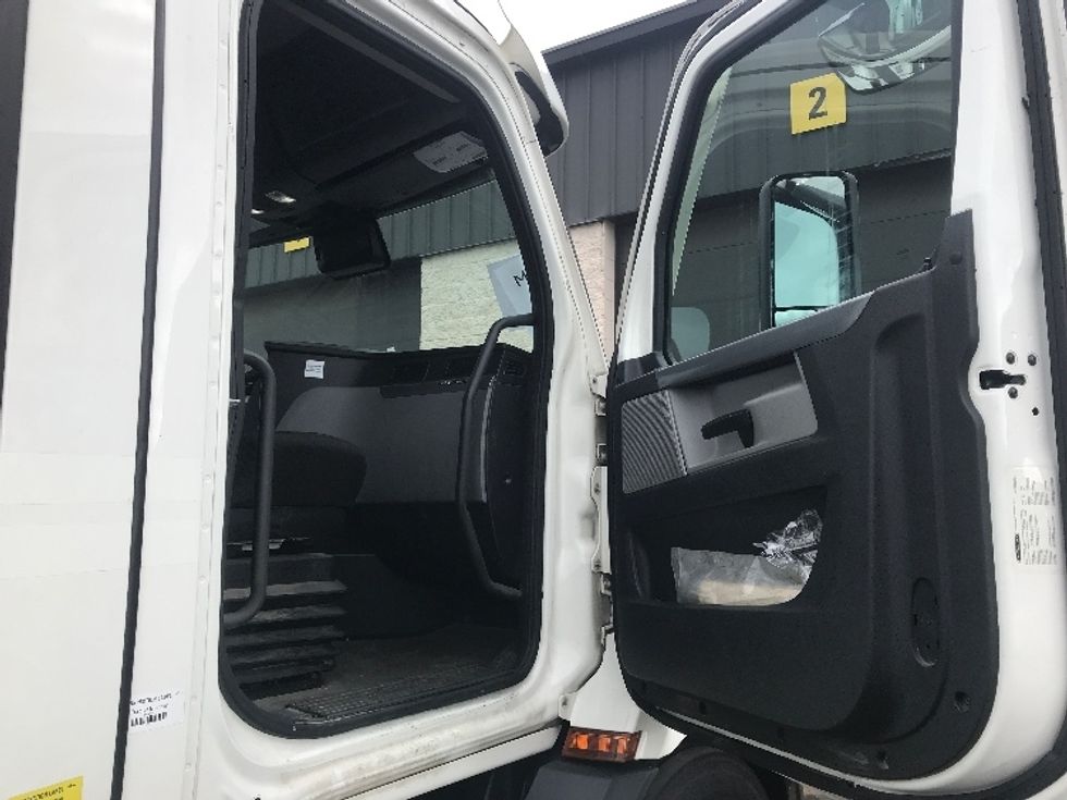 Day Cab Tractor-Heavy Duty Tractors-Freightliner-2021-T11664ST-Burlington-NJ-324,157\n\t\tmiles-$ 57,750 - Image 12