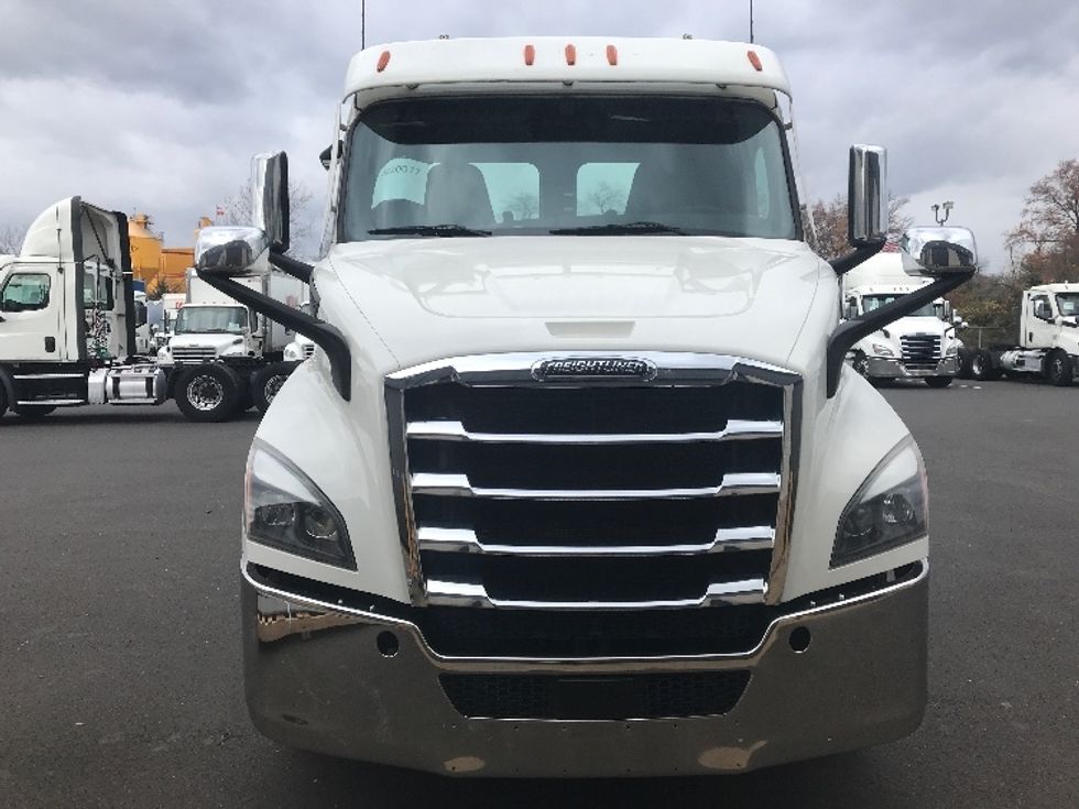 Day Cab Tractor-Heavy Duty Tractors-Freightliner-2021-T11664ST-Burlington-NJ-324,157\n\t\tmiles-$ 57,750 - Image 2