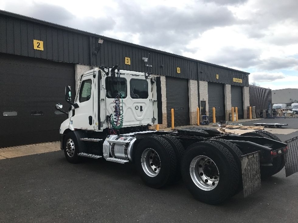 Day Cab Tractor-Heavy Duty Tractors-Freightliner-2021-T11664ST-Burlington-NJ-324,157\n\t\tmiles-$ 57,750 - Image 5