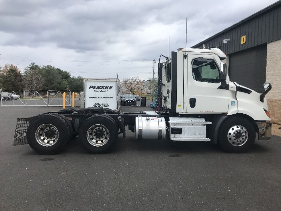 Day Cab Tractor-Heavy Duty Tractors-Freightliner-2021-T11664ST-Burlington-NJ-324,157\n\t\tmiles-$ 57,750 - Image 8