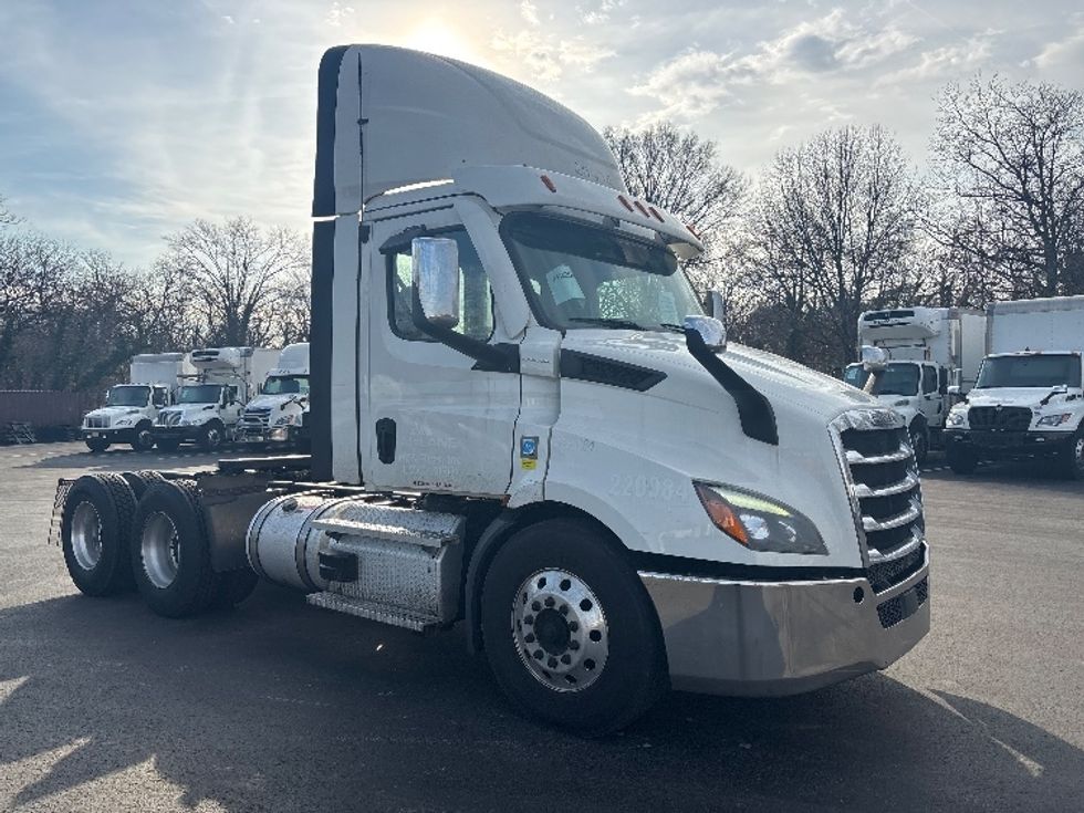 Day Cab Tractor-Heavy Duty Tractors-Freightliner-2021-T11664ST-Burlington-NJ-332,021\n\t\tmiles-$ 55,250 - Image 1