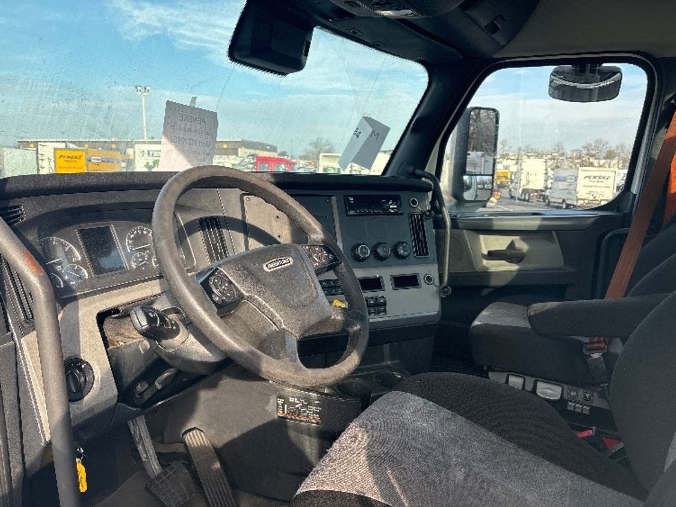 Day Cab Tractor-Heavy Duty Tractors-Freightliner-2021-T11664ST-Burlington-NJ-332,021\n\t\tmiles-$ 55,250 - Image 10