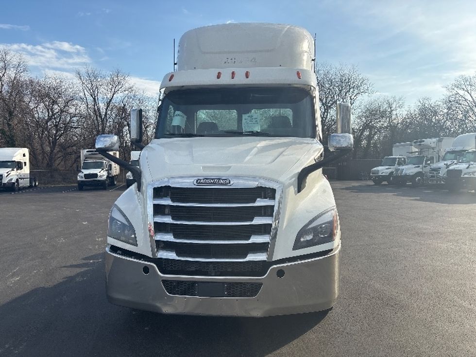 Day Cab Tractor-Heavy Duty Tractors-Freightliner-2021-T11664ST-Burlington-NJ-332,021\n\t\tmiles-$ 55,250 - Image 2
