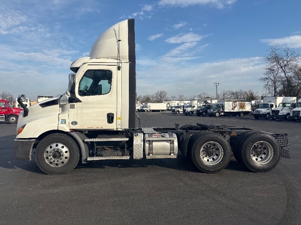Day Cab Tractor-Heavy Duty Tractors-Freightliner-2021-T11664ST-Burlington-NJ-332,021\n\t\tmiles-$ 55,250 - Image 4