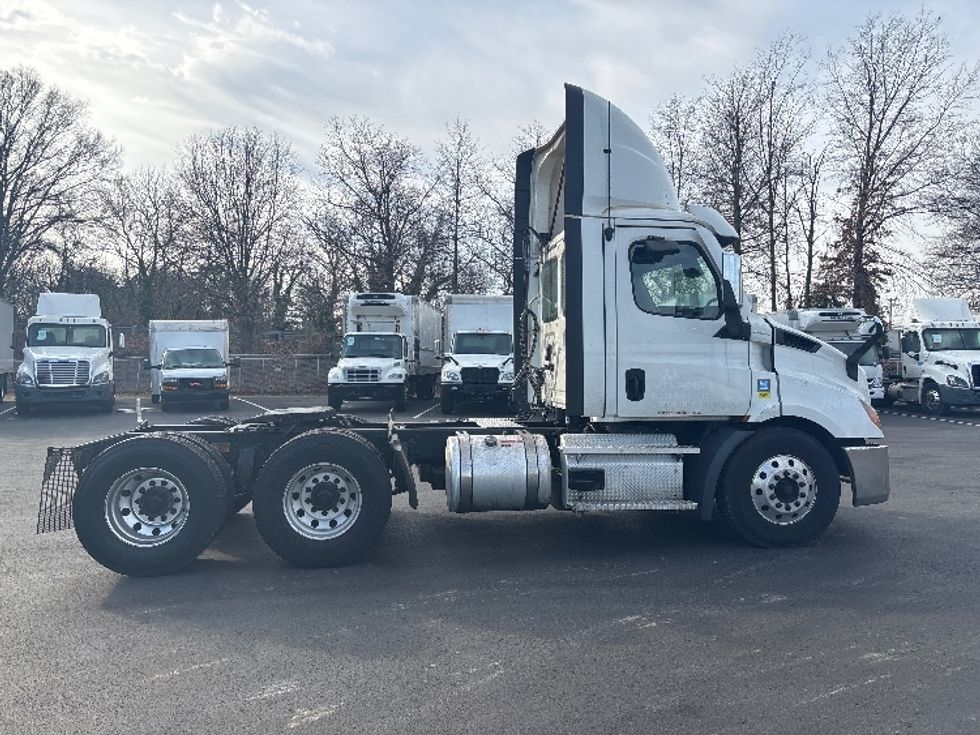 Day Cab Tractor-Heavy Duty Tractors-Freightliner-2021-T11664ST-Burlington-NJ-332,021\n\t\tmiles-$ 55,250 - Image 8