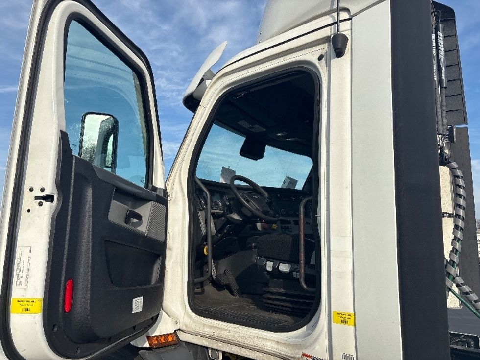 Day Cab Tractor-Heavy Duty Tractors-Freightliner-2021-T11664ST-Burlington-NJ-332,021\n\t\tmiles-$ 55,250 - Image 9