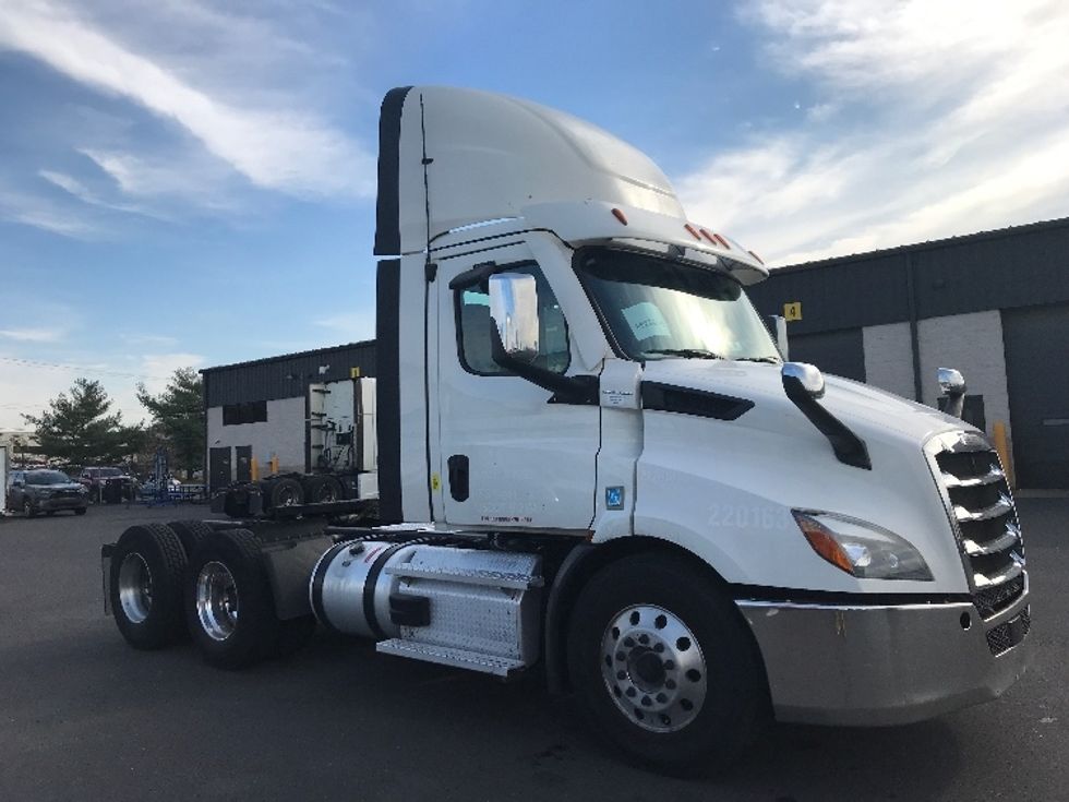 Day Cab Tractor-Heavy Duty Tractors-Freightliner-2021-T11664ST-Burlington-NJ-332,830\n\t\tmiles-$ 57,250 - Image 1