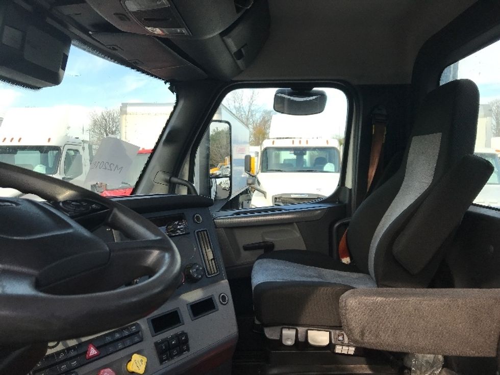 Day Cab Tractor-Heavy Duty Tractors-Freightliner-2021-T11664ST-Burlington-NJ-332,830\n\t\tmiles-$ 57,250 - Image 10