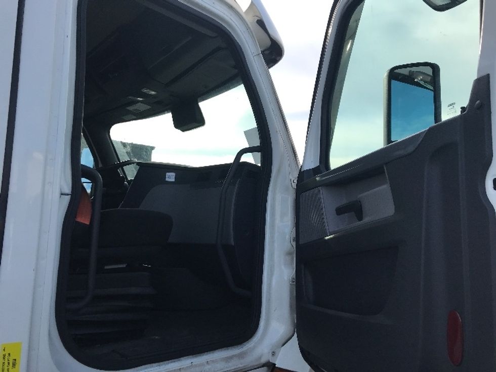 Day Cab Tractor-Heavy Duty Tractors-Freightliner-2021-T11664ST-Burlington-NJ-332,830\n\t\tmiles-$ 57,250 - Image 12