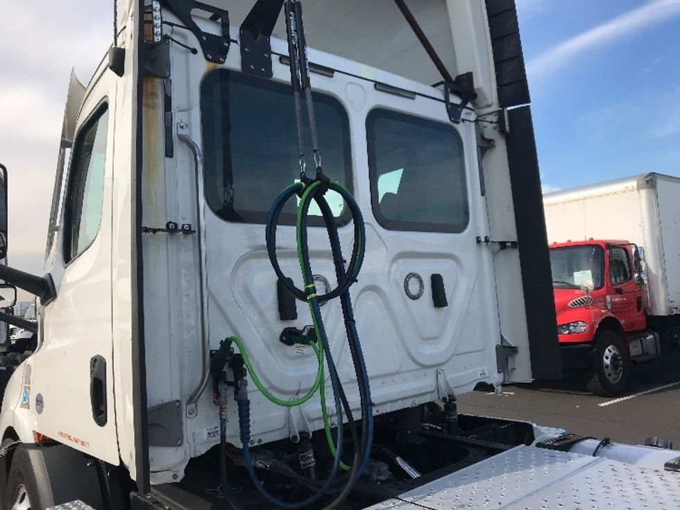 Day Cab Tractor-Heavy Duty Tractors-Freightliner-2021-T11664ST-Burlington-NJ-332,830\n\t\tmiles-$ 57,250 - Image 18