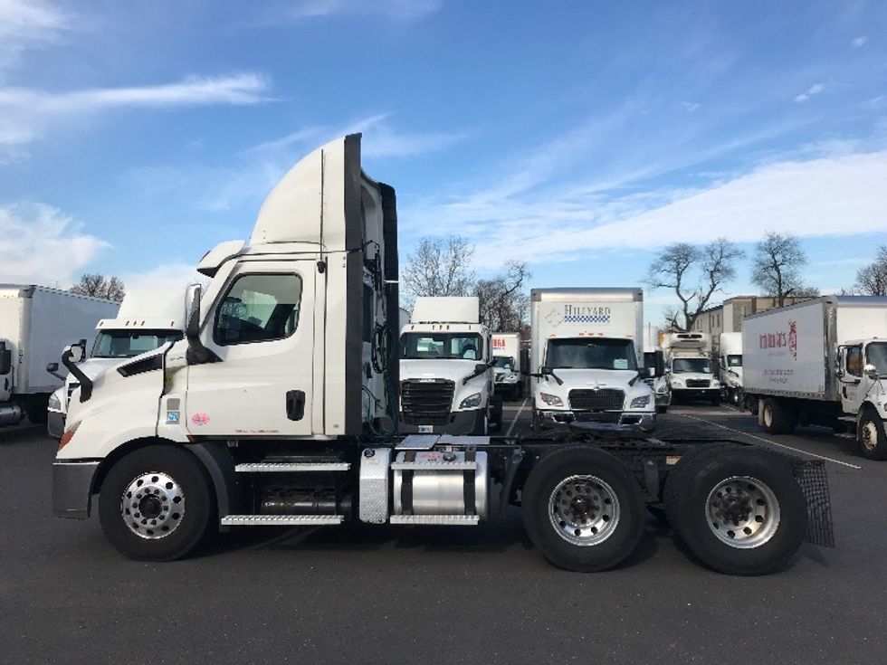 Day Cab Tractor-Heavy Duty Tractors-Freightliner-2021-T11664ST-Burlington-NJ-332,830\n\t\tmiles-$ 57,250 - Image 4