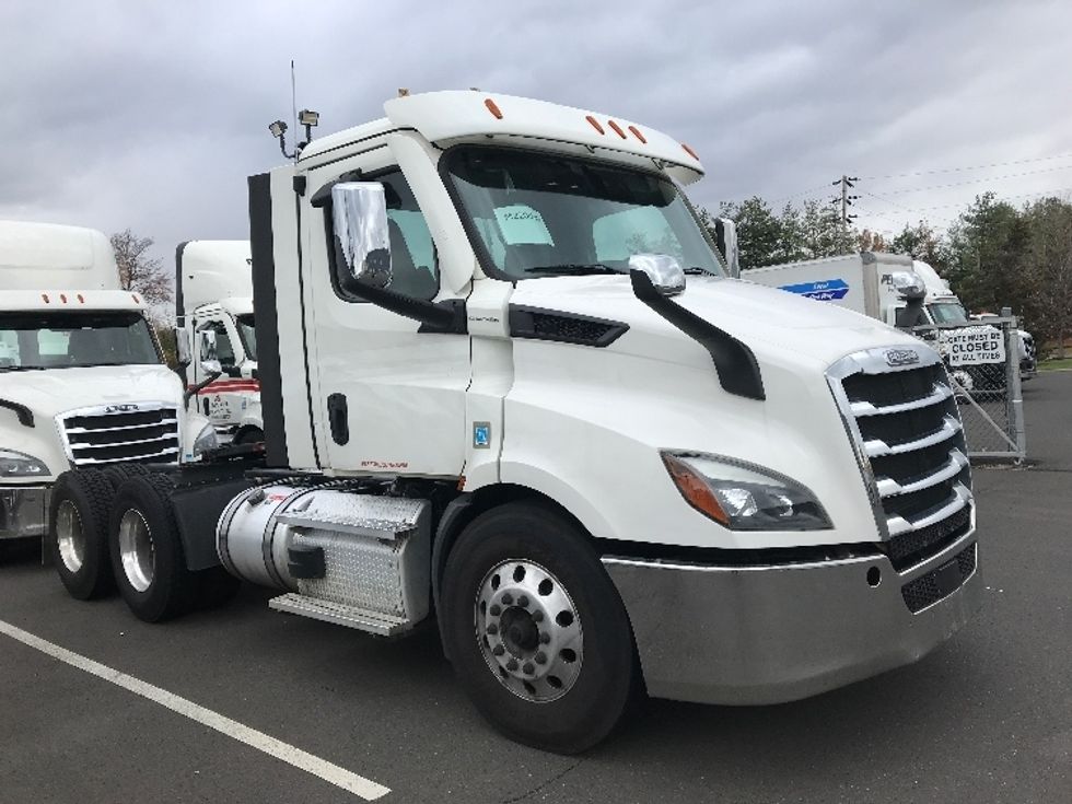 Day Cab Tractor-Heavy Duty Tractors-Freightliner-2021-T11664ST-Burlington-NJ-350,248\n\t\tmiles-$ 56,500 - Image 1