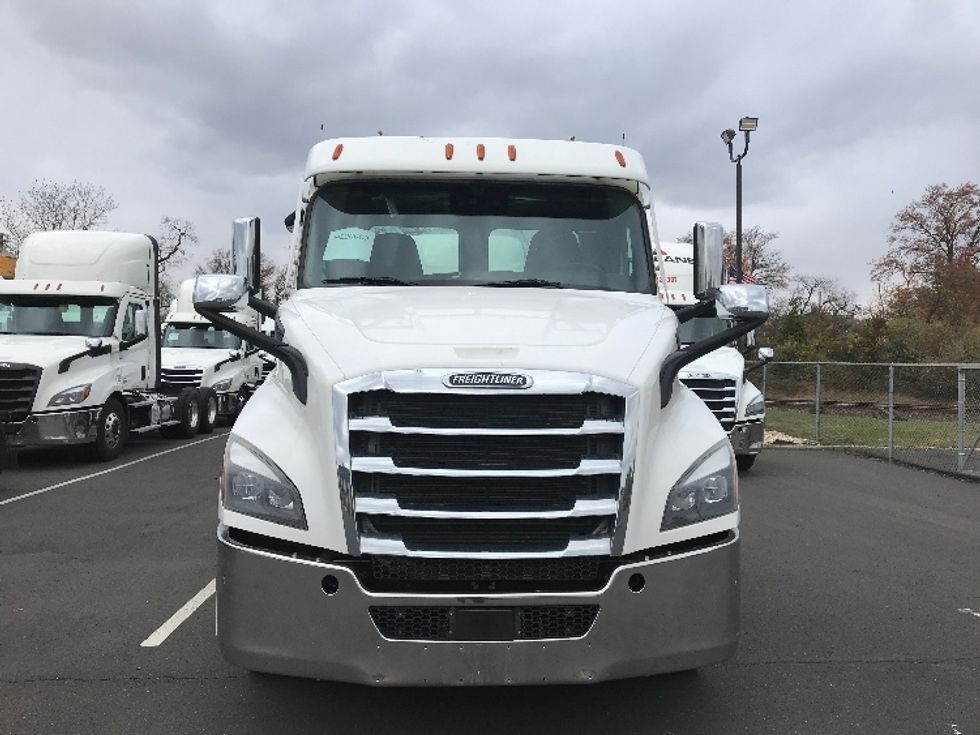 2021 Freightliner Cascadia 116" Day cab photo 2