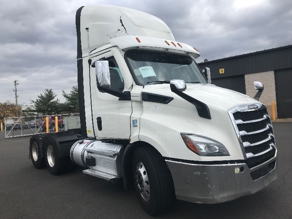 Day Cab Tractor-Heavy Duty Tractors-Freightliner-2021-T11664ST-Burlington-NJ-356,698\n\t\tmiles-$ 55,750 - Image 1
