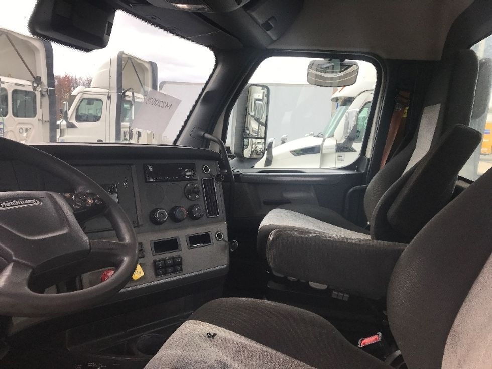 Day Cab Tractor-Heavy Duty Tractors-Freightliner-2021-T11664ST-Burlington-NJ-356,698\n\t\tmiles-$ 55,750 - Image 10
