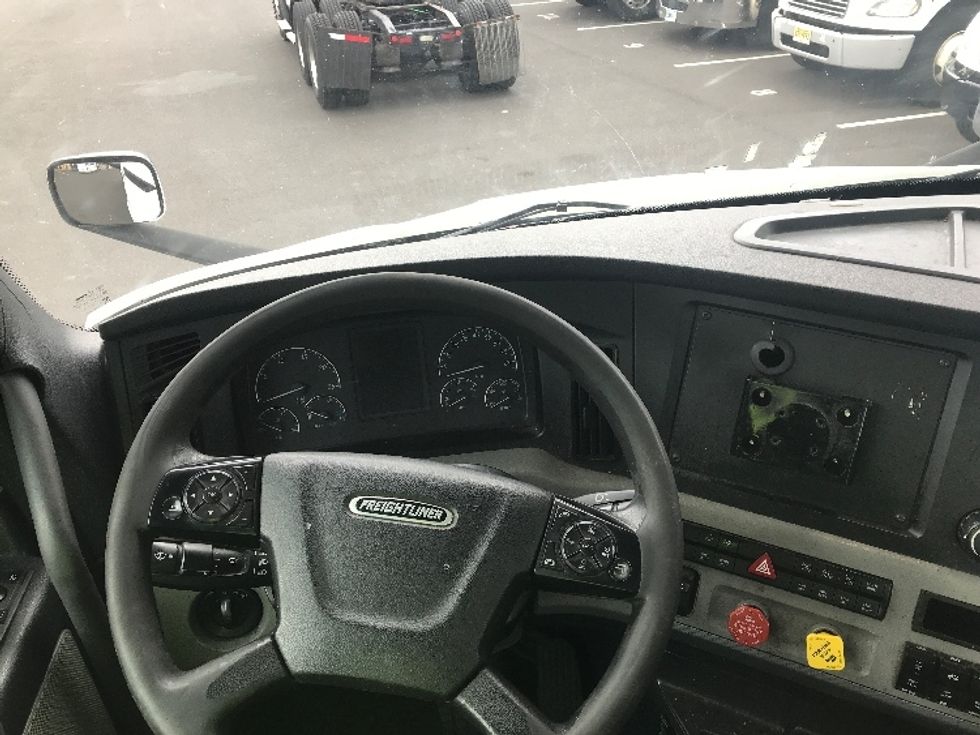 Day Cab Tractor-Heavy Duty Tractors-Freightliner-2021-T11664ST-Burlington-NJ-356,698\n\t\tmiles-$ 55,750 - Image 11