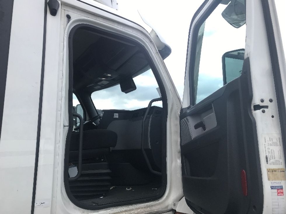 Day Cab Tractor-Heavy Duty Tractors-Freightliner-2021-T11664ST-Burlington-NJ-356,698\n\t\tmiles-$ 55,750 - Image 12