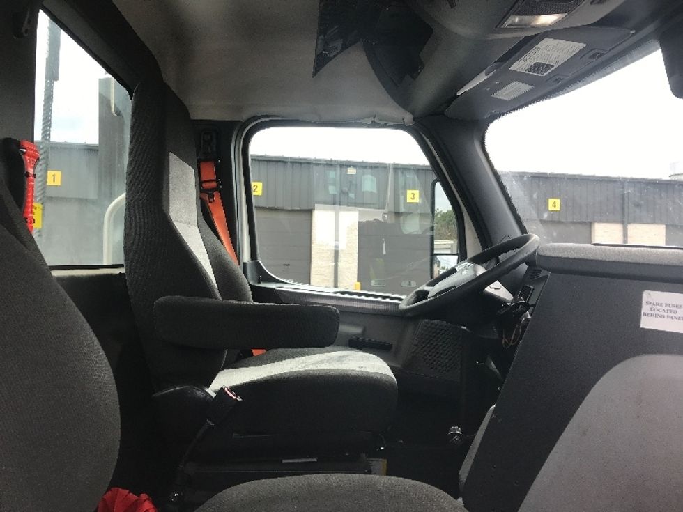 Day Cab Tractor-Heavy Duty Tractors-Freightliner-2021-T11664ST-Burlington-NJ-356,698\n\t\tmiles-$ 55,750 - Image 14