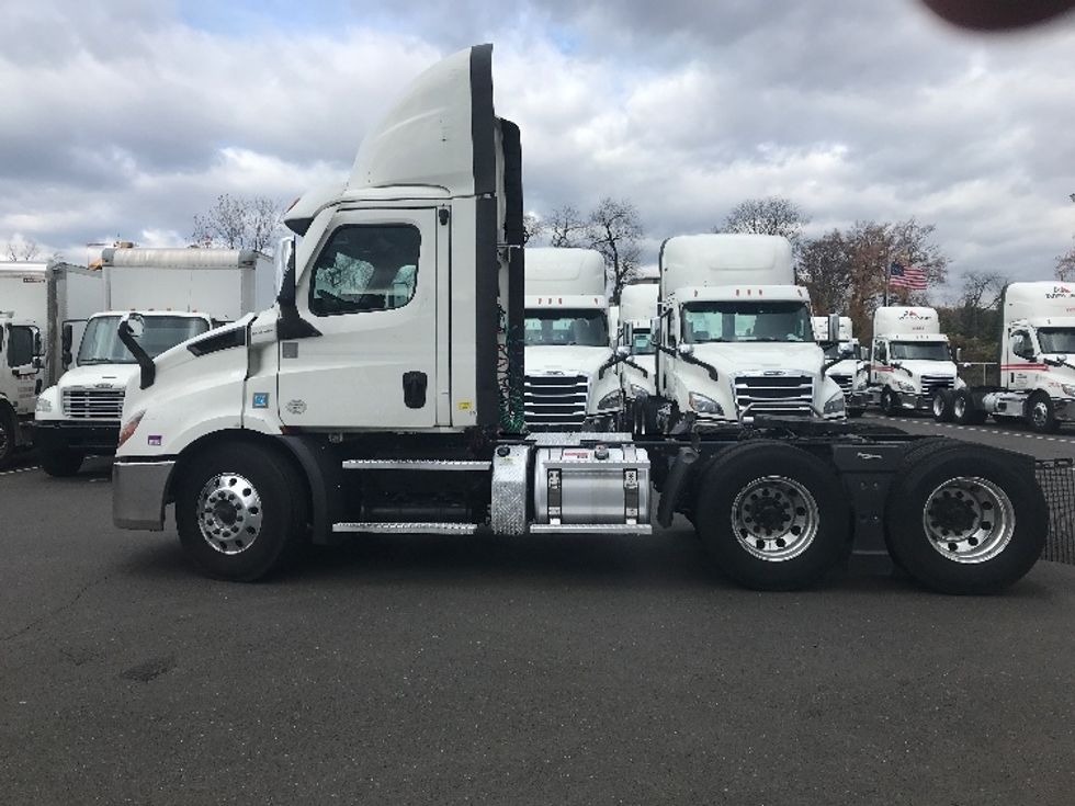 Day Cab Tractor-Heavy Duty Tractors-Freightliner-2021-T11664ST-Burlington-NJ-356,698\n\t\tmiles-$ 55,750 - Image 4
