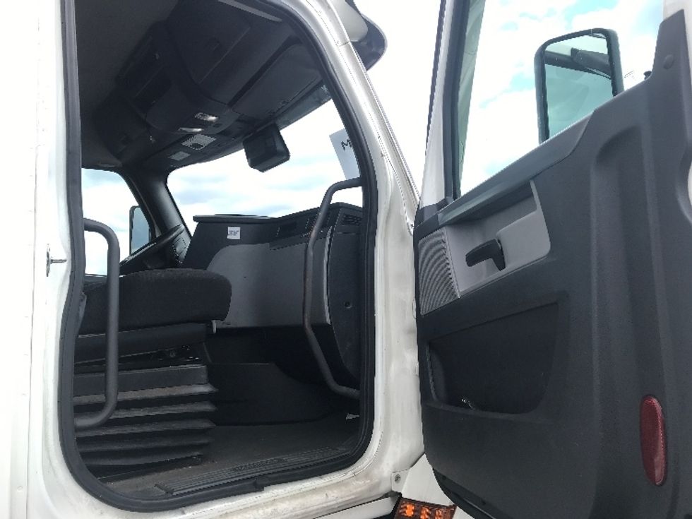 Day Cab Tractor-Heavy Duty Tractors-Freightliner-2021-T11664ST-Burlington-NJ-358,832\n\t\tmiles-$ 55,750 - Image 12