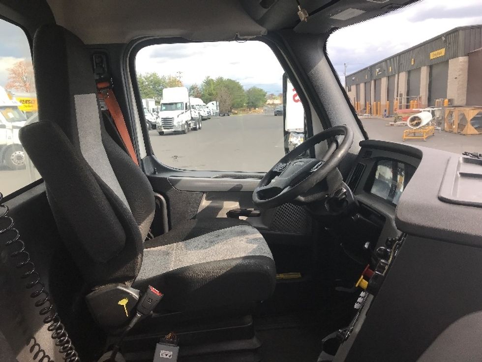 Day Cab Tractor-Heavy Duty Tractors-Freightliner-2021-T11664ST-Burlington-NJ-358,832\n\t\tmiles-$ 55,750 - Image 14