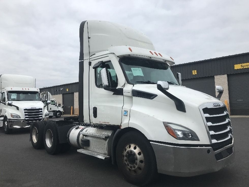 Day Cab Tractor-Heavy Duty Tractors-Freightliner-2021-T11664ST-Burlington-NJ-380,825\n\t\tmiles-$ 53,750 - Image 1