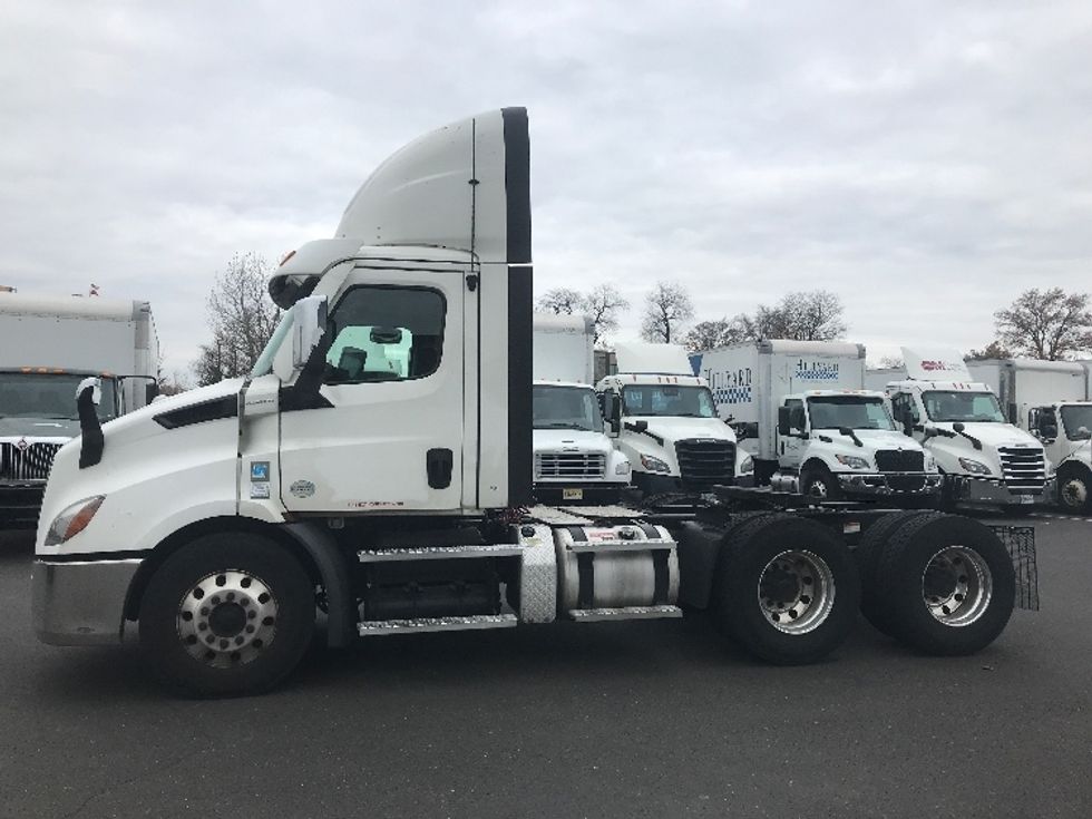 Day Cab Tractor-Heavy Duty Tractors-Freightliner-2021-T11664ST-Burlington-NJ-380,825\n\t\tmiles-$ 53,750 - Image 4