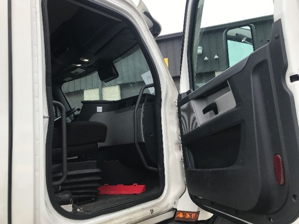 Day Cab Tractor-Heavy Duty Tractors-Freightliner-2021-T11664ST-Burlington-NJ-442,366\n\t\tmiles-$ 48,000 - Image 12