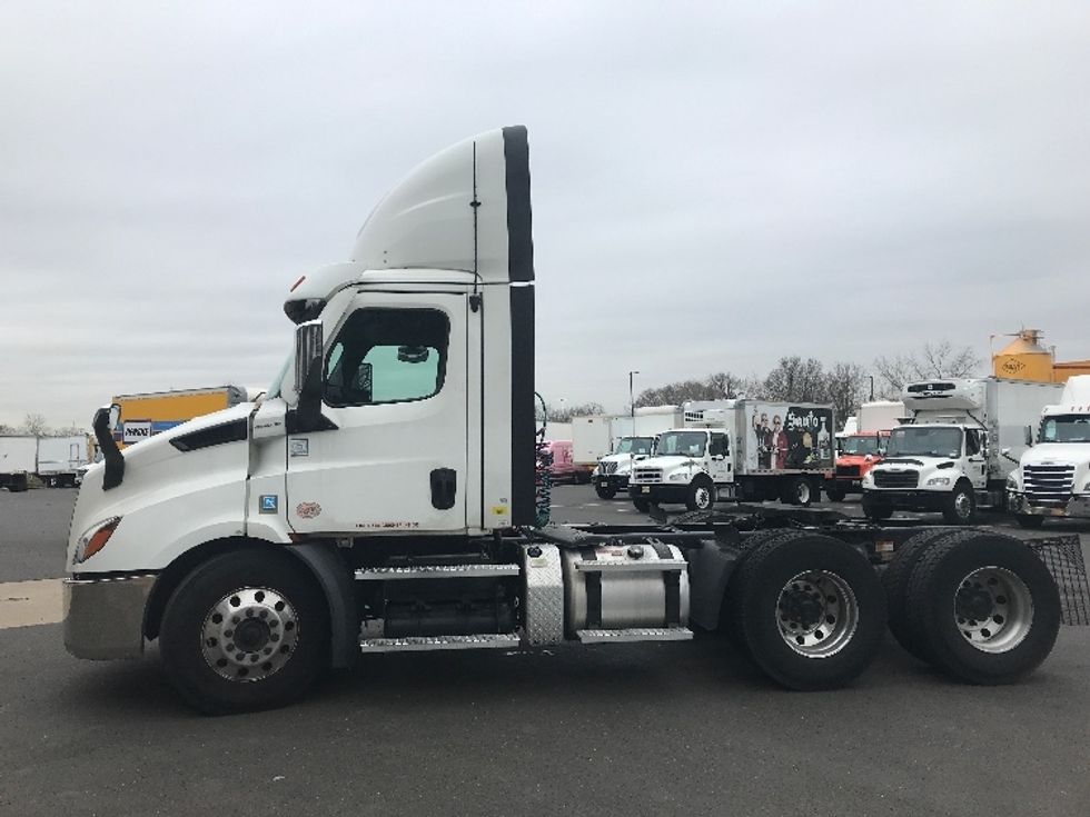Day Cab Tractor-Heavy Duty Tractors-Freightliner-2021-T11664ST-Burlington-NJ-442,366\n\t\tmiles-$ 48,000 - Image 4