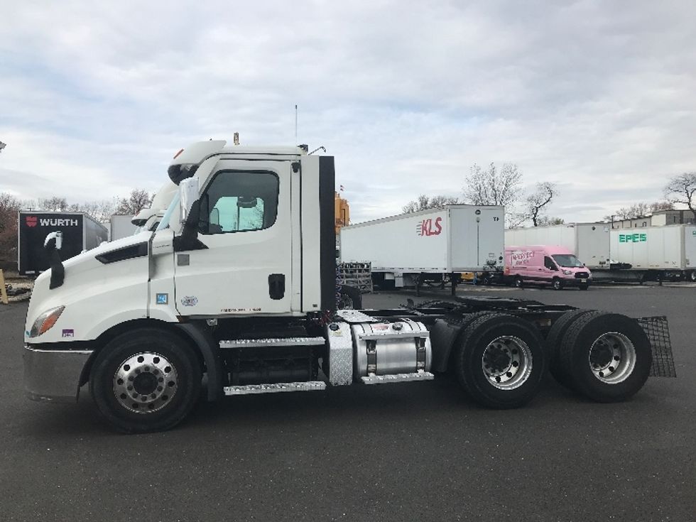 Day Cab Tractor-Heavy Duty Tractors-Freightliner-2021-T11664ST-Burlington-NJ-459,471\n\t\tmiles-$ 46,500 - Image 4