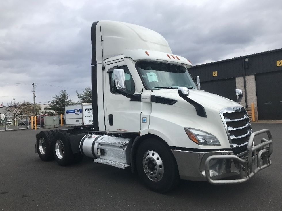 Day Cab Tractor-Heavy Duty Tractors-Freightliner-2021-T11664ST-Burlington-NJ-464,711\n\t\tmiles-$ 46,000 - Image 1